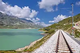 La ligne de la Bernina au bord du lac.