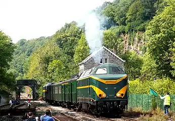 La 6077 du PFT (qui porte son ancien numéro à 6 chiffres sur cette face) quitte la gare de Dorinne-Durnal.