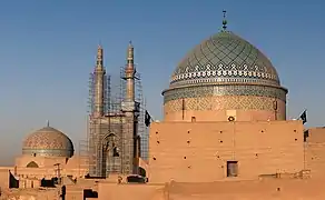 La grande mosquée de Yazd et le mausolée de Roknedin