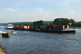 Convoi de deux barges porte-conteneurs passant à Linz am Rhein, en aval de Remagen. Le Rhin est un cours d'eau de classe CEMT VI jusqu'à Bâle.