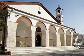 Façade de l'église Saint-Pantéléïmon à Serrès.