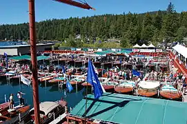 Concours d'élégance de bateau runabout, lac Tahoe, États-Unis.