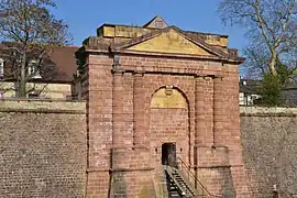 Accès sud-ouest : la Porte de Belfort et le musée Vauban.