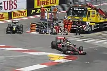 Photo de Lewis Hamilton précédant Heikki Kovalainen à la chicane de sortie du tunnel.