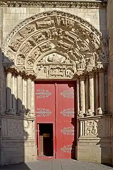 Portail, orné de bas-reliefs, d'une église gothique.