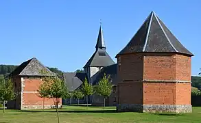 Le manoir et son colombier.