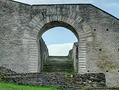 La porte nord du théâtre restaurée.