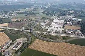 La Bundesstraße 322 (en bas de l'image) se termine à l'A 28 (en haut de l'image)