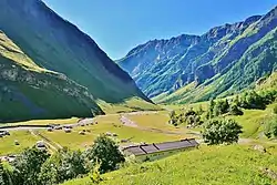 Vue de la vallée des Chapieux et du hameau du même nom.