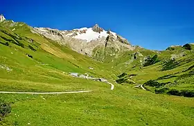 À droite le col de la Seigne, sous l’aiguille des Glaciers.