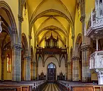 Vue intérieure de la nef et du chœur d'une église.
