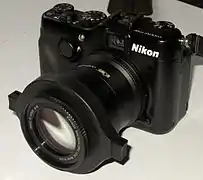 Nikon Coolpix P7100 équipé d'une bonnette macro Raynox DCR-250