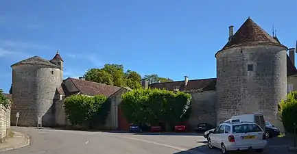 Les tours médiévales du château de Saint-Seine.