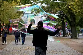 Joueur de bulles de savon à Berlin. Septembre 2012.