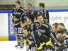 Photographie des joueurs de hockey sur glace de Rouen avec leurs maillots noirs