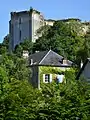 Vue sur le château depuis la vallée.