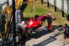 Photographie de l'évacuation de la monoplace d'Alonso après l'accident du départ