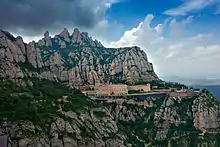 Le site de Montserrat avec le monastère.