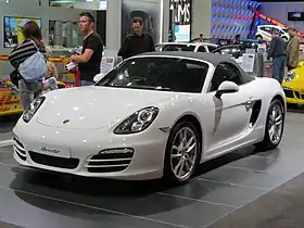 Photo du Boxster (Type 981) dans un salon automobile.