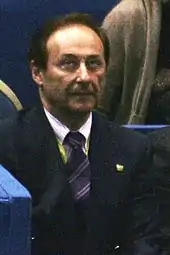 Didier Gailhaguet, en costume-cravate, regarde vers le haut.