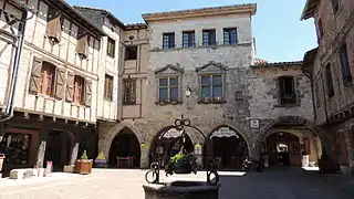 Place des arcades de Castelnau-de-Montmiral.