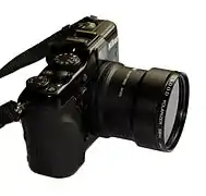 Nikon Coolpix P7100 équipé d'un filtre polarisant.