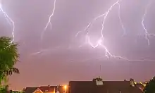 Plusieurs éclairs de couleur blanche dans le ciel.