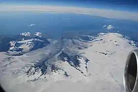 Vue aérienne du Breiðamerkurjökull prenant naissance au Vatnajökull (dans le bas de l'image).