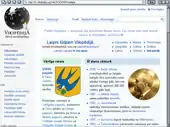 page d’accueil de la Wikipédia en letton avec le logo en noir