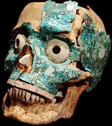 Crâne couvert de mosaïque de turquoises provenant de la tombe 7 de Monte Alban (XIVe siècle)