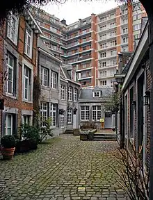 Intérieur de la cour Saint-Remy.