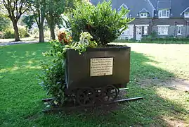 Berline utilisée comme monument commémoratif à Cheratte dans la cité minière du charbonnage du Hasard (Province de Liège).