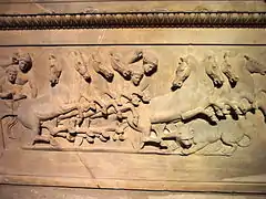 Côté de sarcophage, deux chars à quatre chevaux