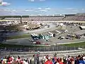 Vue du virage no 3 en 2013 : Kyle Busch (#18) devance Juan Pablo Montoya (#42), Jamie McMurray (#1), Clint Bowyer (#15) et Martin Truex, Jr. (#56) après le premier drapeau jaune (débris sur piste).