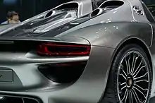 Photographie des feux arrière de la 918 Spyder montrant leur design « tridimensionnel »