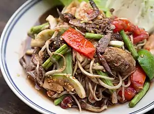 Salade de papaye verte avec du padaek