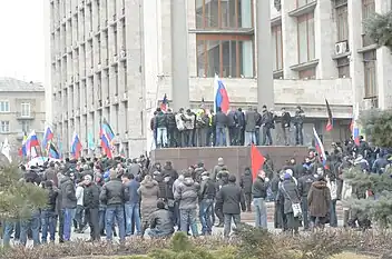1er mars 2014 :Prise du bâtiment de l'administration régionale à Donetsk.