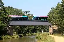 Vue du même pont en 2014, avec tablier neuf et un tram-train qui passe dessus.