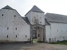 Les façades et toitures de la ferme ainsi que le pavement de la cour de la ferme Monceau à Mehaigne (M) ainsi que l'ensemble formé par cet édifice et les terrains environnants (S)