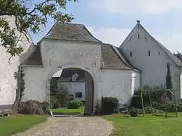 Ensemble des bâtiments ainsi que la cour pavée de la ferme du Mont à Perwez (M) ainsi que l'ensemble formé par cette ferme, la drève, le chemin d'accès et les terrains environnants (S)