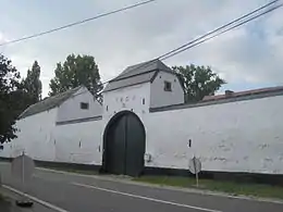 Les façades et toitures tant des bâtiments que du porche de 1806 de la ferme Dethy