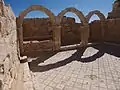 Vue sur la mosaïque et trois arches du Qasr