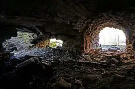 Un petit passage voûté en brique.