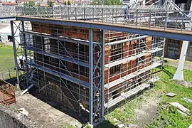 Travaux sur bâtiment de la machine d'extraction de secours.