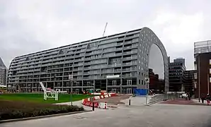 La façade de Markthal, percée par les fenêtres des appartements.