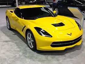 Chevrolet Corvette jaune vue de trois-quart avant.