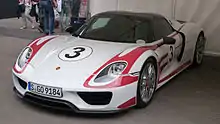 Photo de la 918 Spyder avec Pack Weissach, et film extérieur Salzburg Racing blanc et rouge