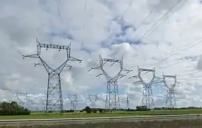 Lignes THT évacuant l'électricité produite par la centrale nucléaire de Gravelines, à la traversée de l'autoroute A16, juin 2014