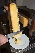 Préparation de raclette au four à raclette.