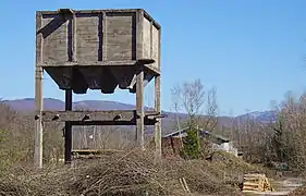 Une grande trémie en béton à six déversoir.